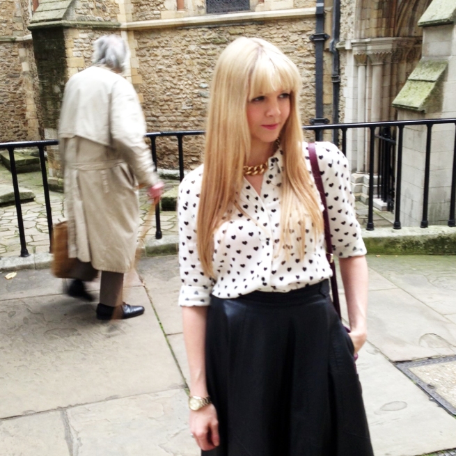 blogger street style london midi leather skirt heels heart print (3)