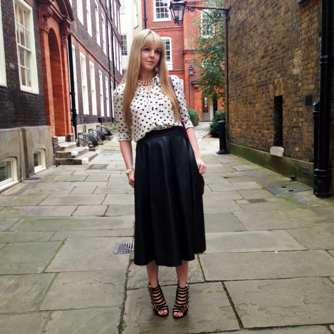 blogger street style london midi leather skirt heels heart print (4)