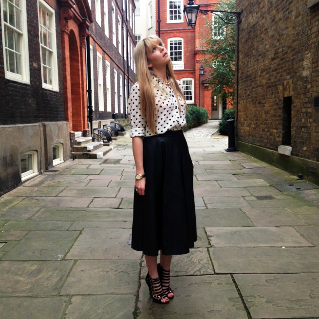 blogger street style london midi leather skirt heels heart print (6)