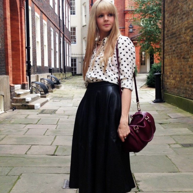 blogger street style london midi leather skirt heels heart print (7)